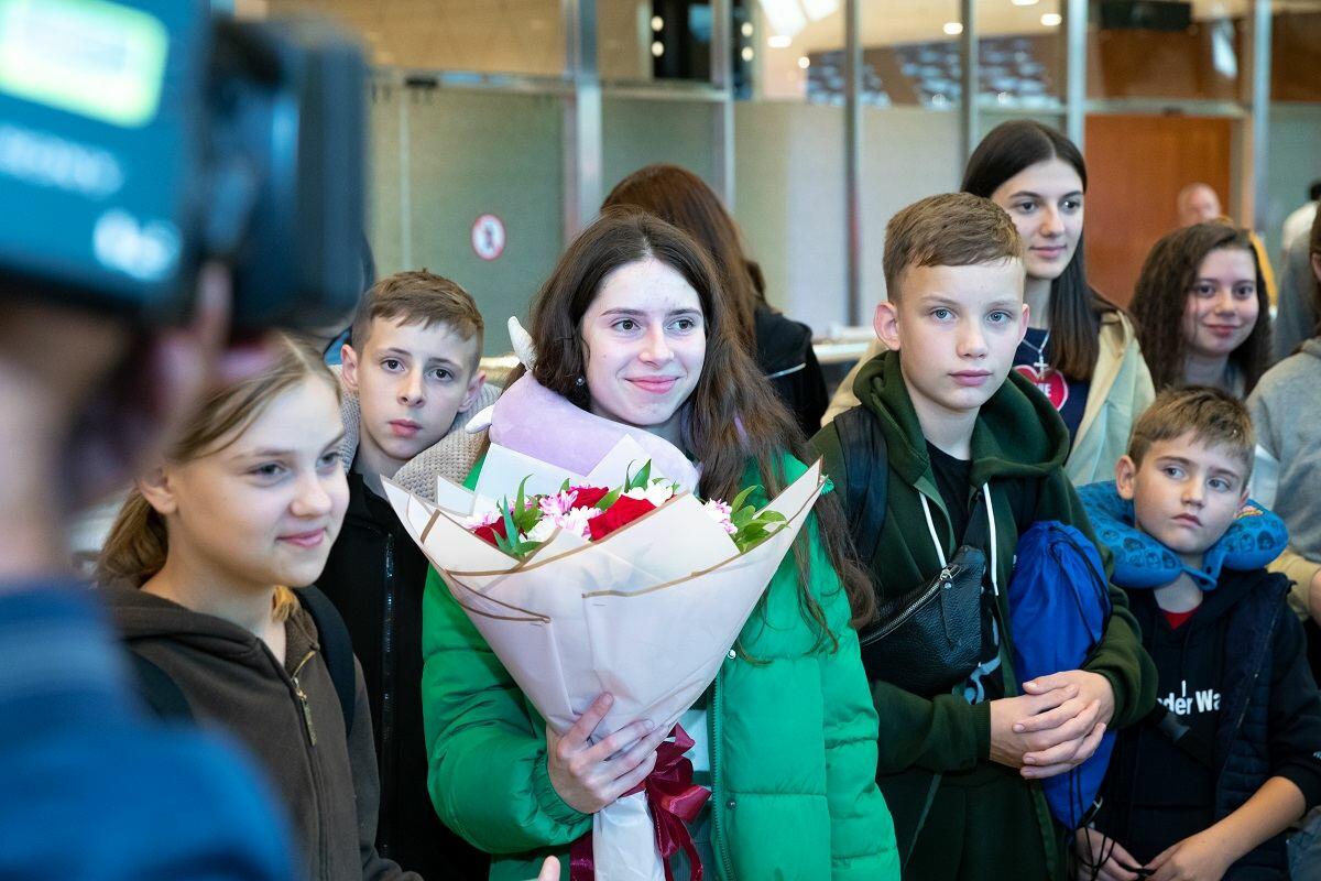 В Баку доставлена группа детей из Украины, оставшихся без попечения родителей