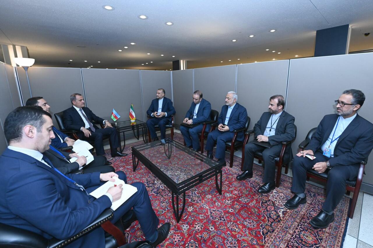 Джейхун Байрамов встретился с главой МИД Ирана