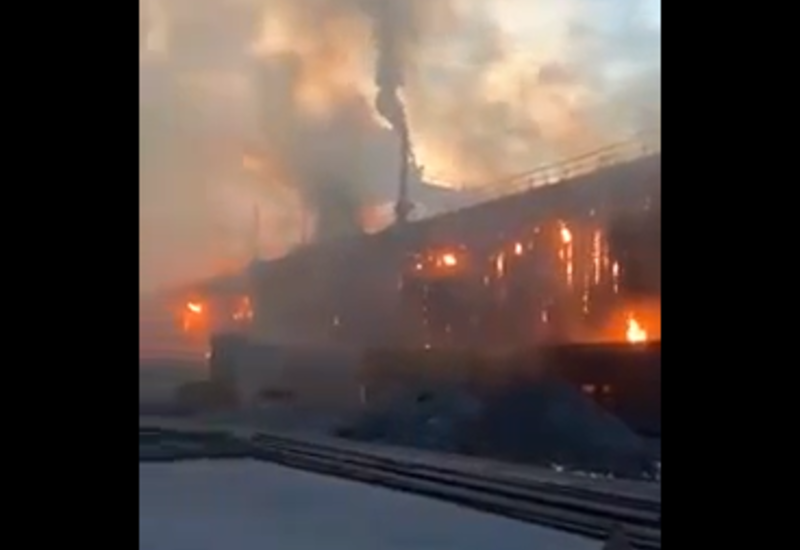 В России горит металлургический завод