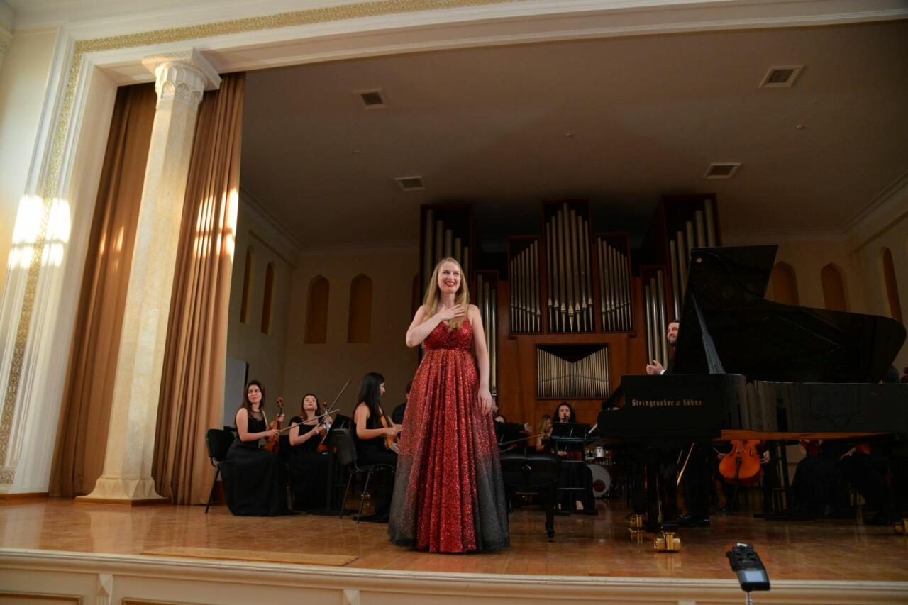 В Баку прошел концерт феноменальной немецко-российской пианистки Кристины Миллер