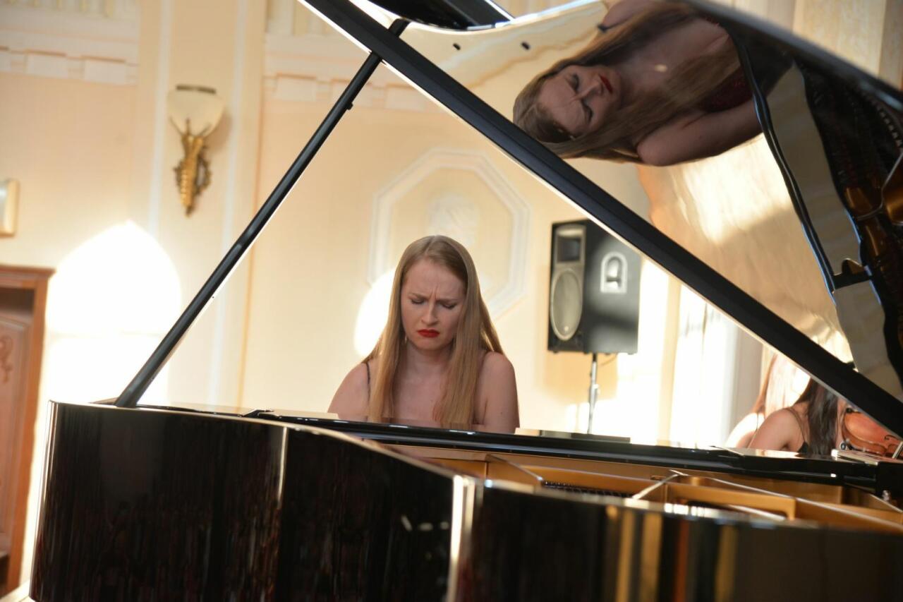 В Баку прошел концерт феноменальной немецко-российской пианистки Кристины Миллер