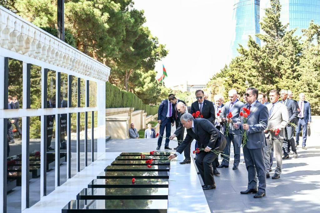 Вячеслав Володин посетил могилу великого лидера Гейдара Алиева и Аллею шехидов в Баку