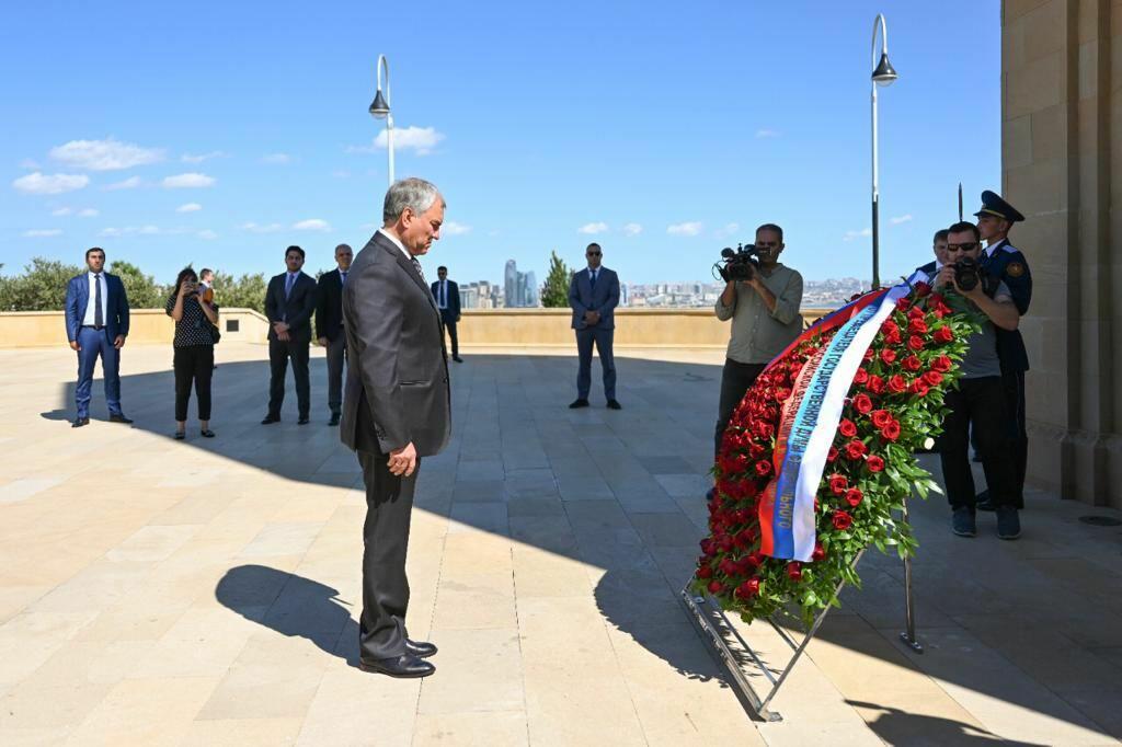 Вячеслав Володин посетил могилу великого лидера Гейдара Алиева и Аллею шехидов в Баку