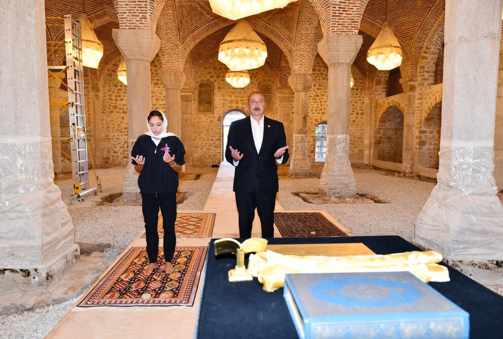 Президент Ильхам Алиев и Первая леди Мехрибан Алиева посетили в Шуше мечеть Юхары Говхарага, прочли молитвы в память о шехидах