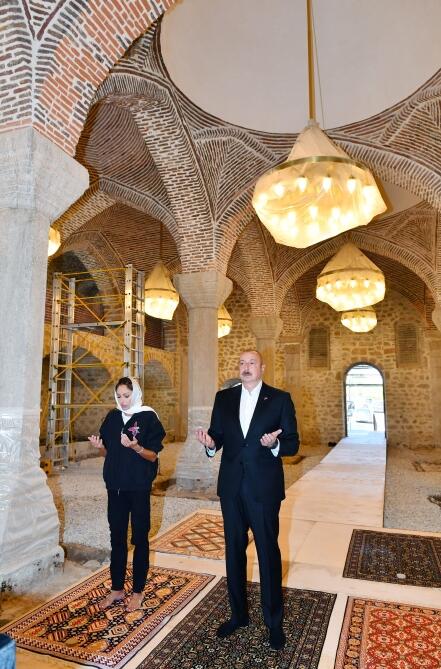 Президент Ильхам Алиев и Первая леди Мехрибан Алиева посетили в Шуше мечеть Юхары Говхарага, прочли молитвы в память о шехидах