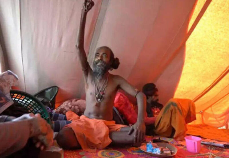 Индийский монах более 10 лет живет с поднятой вверх правой рукой