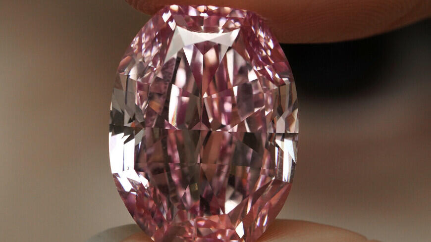 На аукцион в Швейцарии выставят гигантский розовый бриллиант