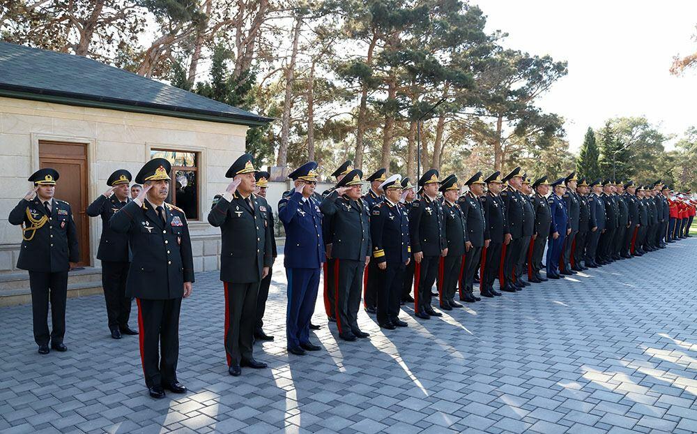 Руководящий состав минобороны Азербайджана посетил Аллею почетного захоронения и Вторую Аллею шехидов