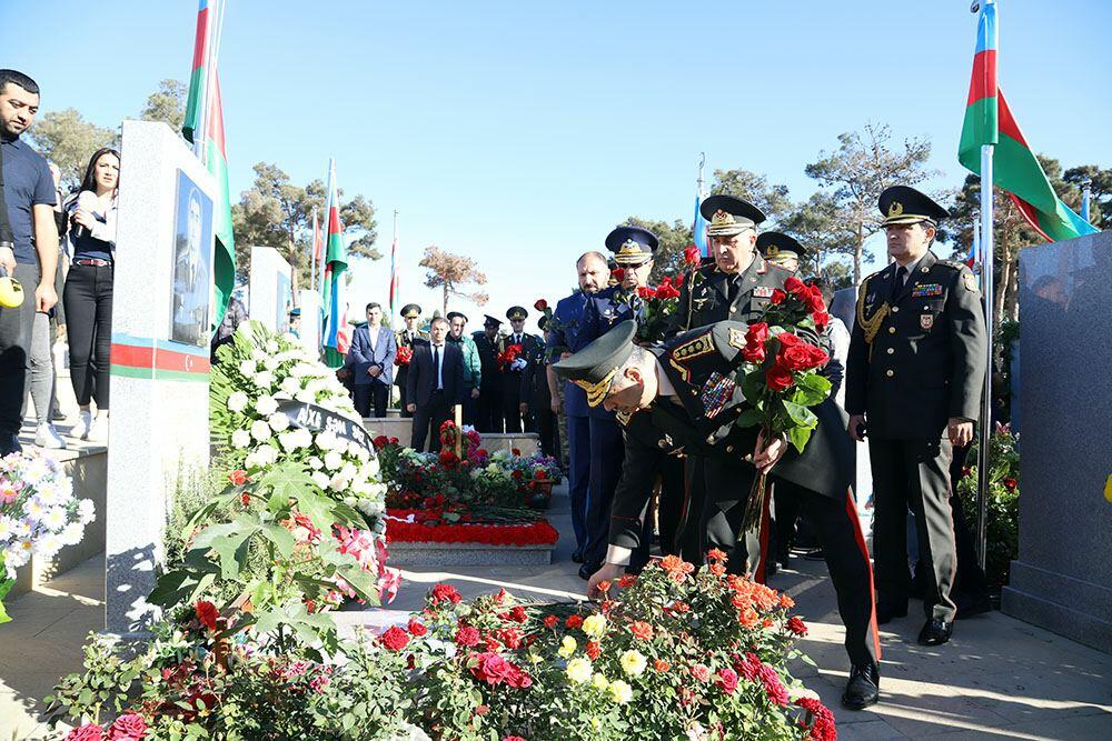 Руководящий состав минобороны Азербайджана посетил Аллею почетного захоронения и Вторую Аллею шехидов