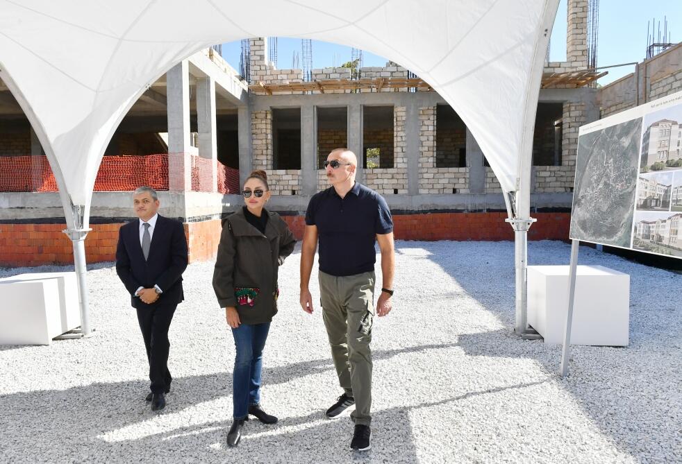 Президент Ильхам Алиев и Первая леди Мехрибан Алиева ознакомились с ходом строительства новых объектов в Шуше