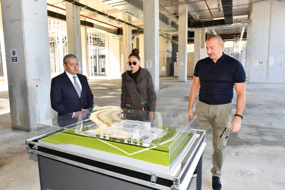 Президент Ильхам Алиев и Первая леди Мехрибан Алиева ознакомились с ходом строительных работ, проводимых в отеле и конференц-центре «Шуша»