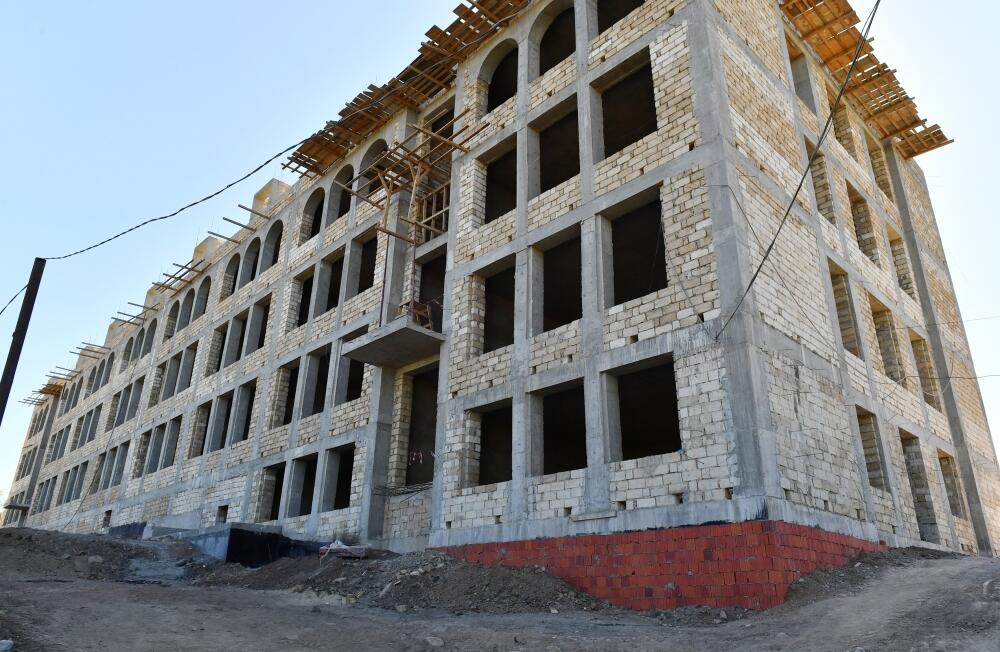 Президент Ильхам Алиев и Первая леди Мехрибан Алиева ознакомились с ходом строительства здания полной средней школы номер 1 города Шуша