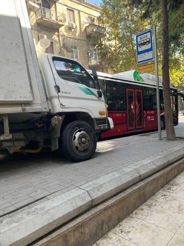 Авария в центре Баку