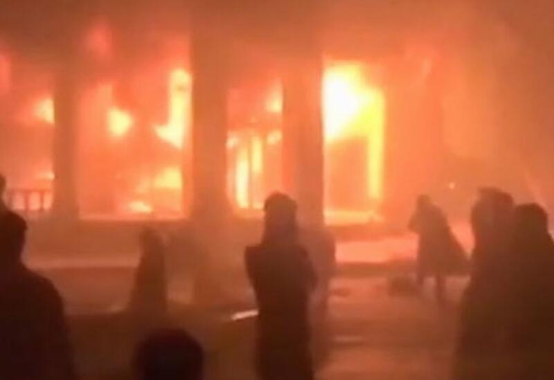 Протестующие в Иране подожгли здания администрации города и банка