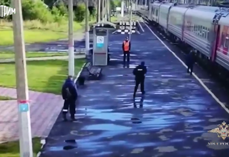 В России полицейский спас упавшего под колеса поезда мужчину