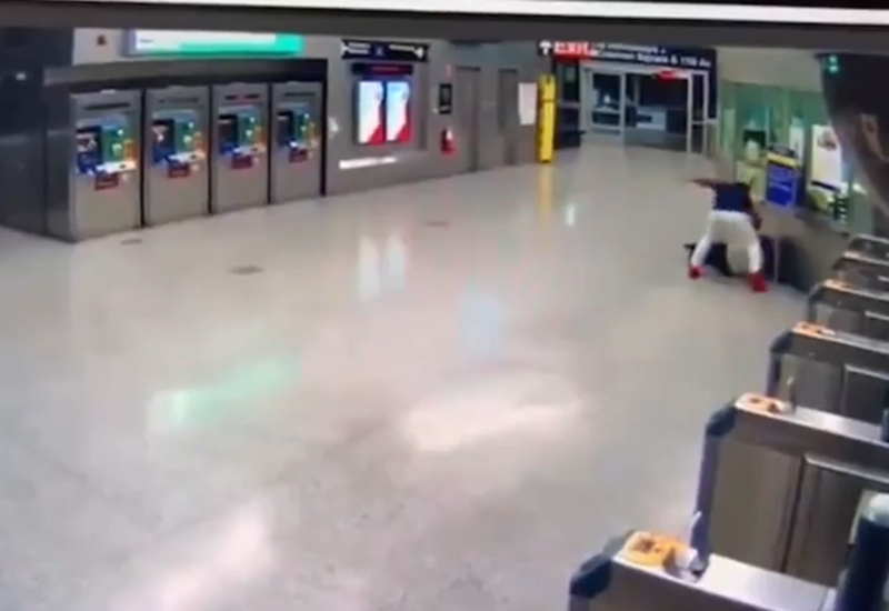 Мужчина избил женщину на станции метро в Нью-Йорке