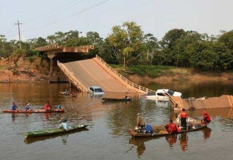 В Бразилии рухнул в реку мост с автомобилями: