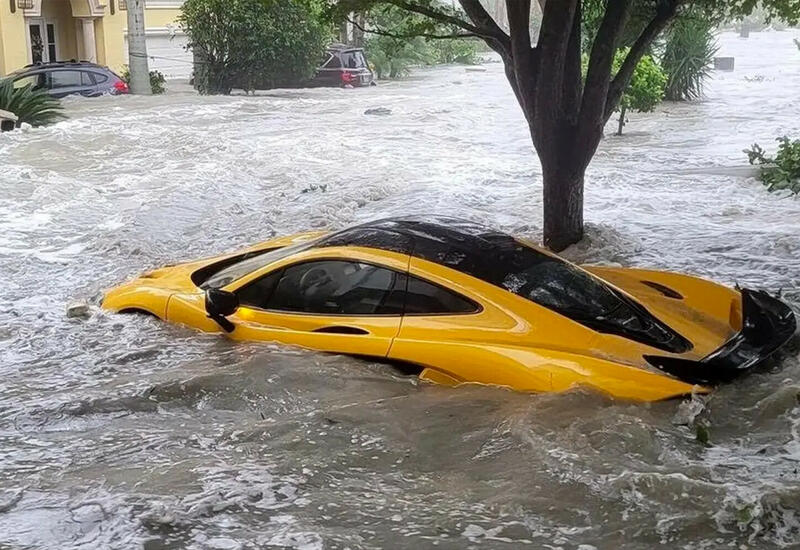 В США потоп, вызванный ураганом, вымыл из гаража мужчины новый суперкар