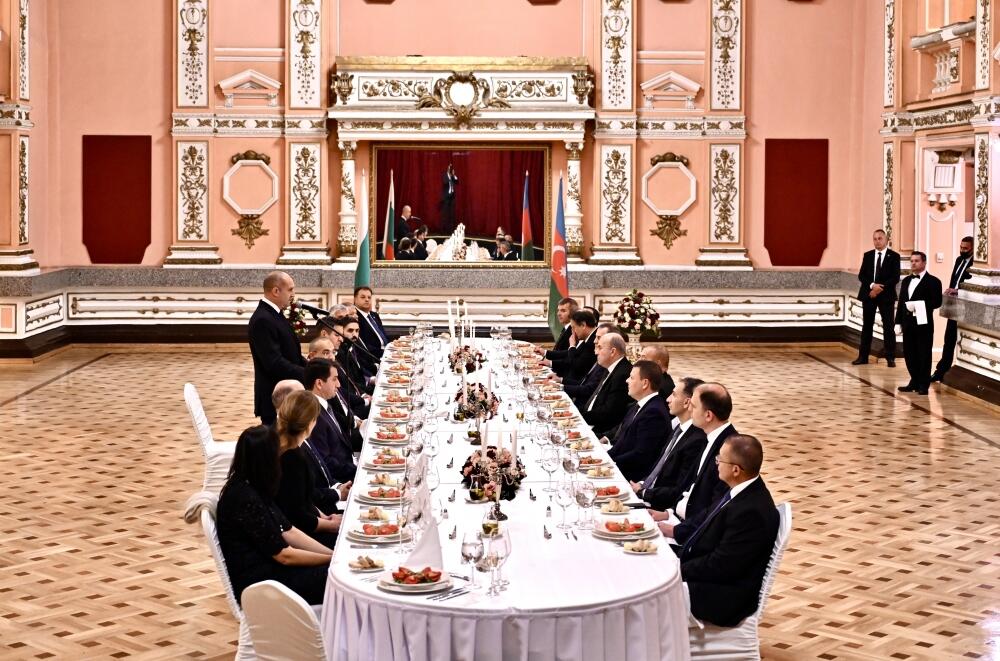 От имени Президента Болгарии Румена Радева был дан официальный ужин в честь Президента Ильхама Алиева