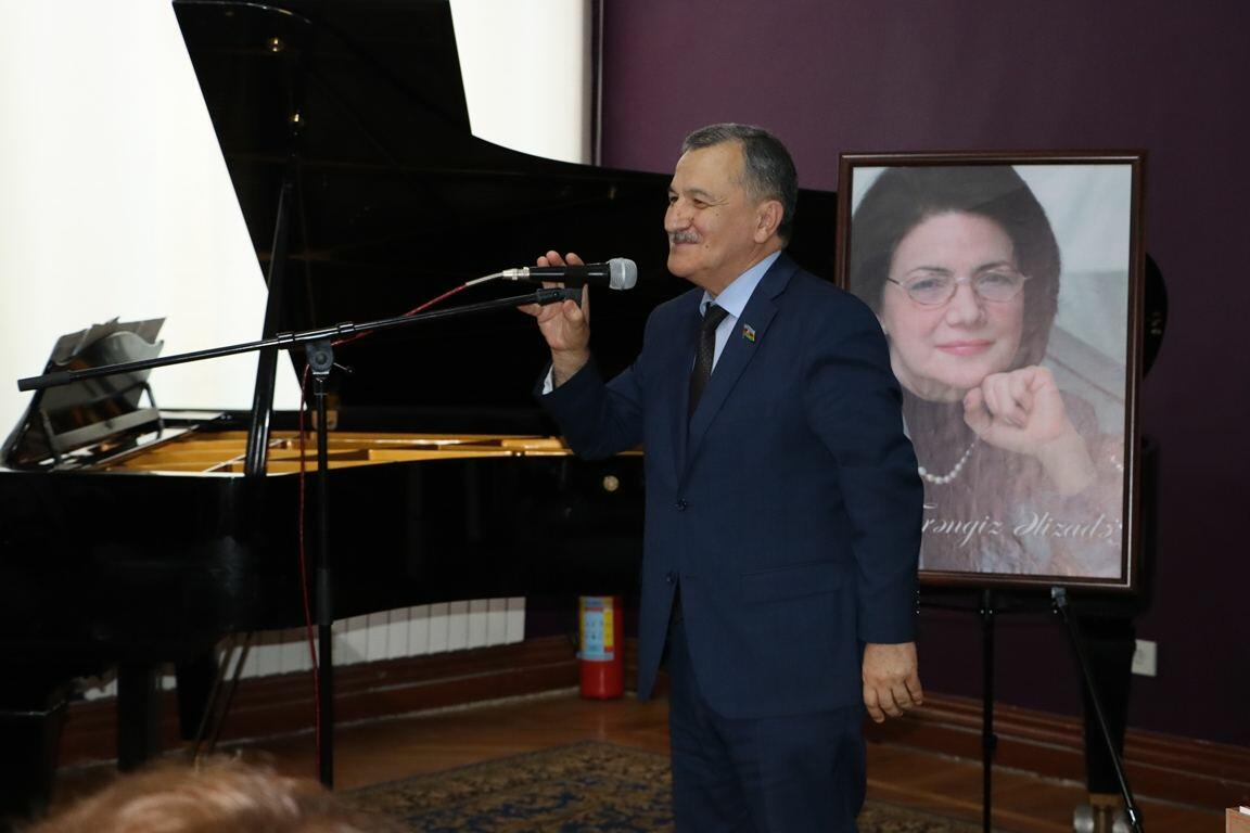 В Баку прошла творческая встреча с народной артисткой Фирангиз Ализаде