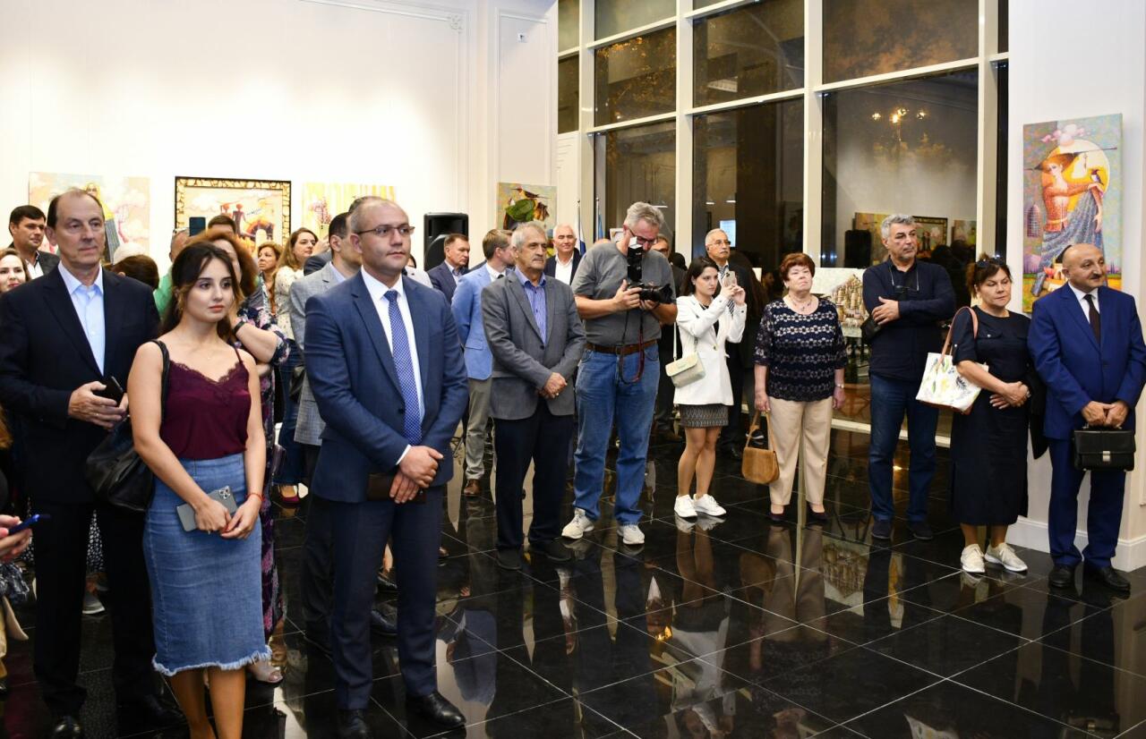 В Баку открылась выставка Эльдара Бабазаде