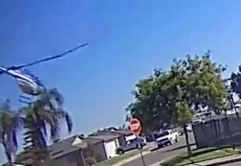 В Калифорнии вертолет в результате крушения упал на пальму