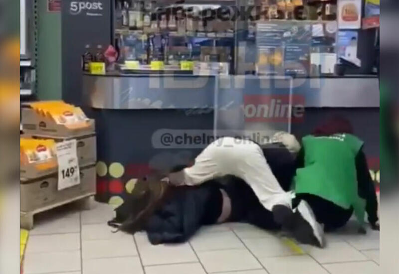 Юные девушки устроили драку с продавцами магазина
