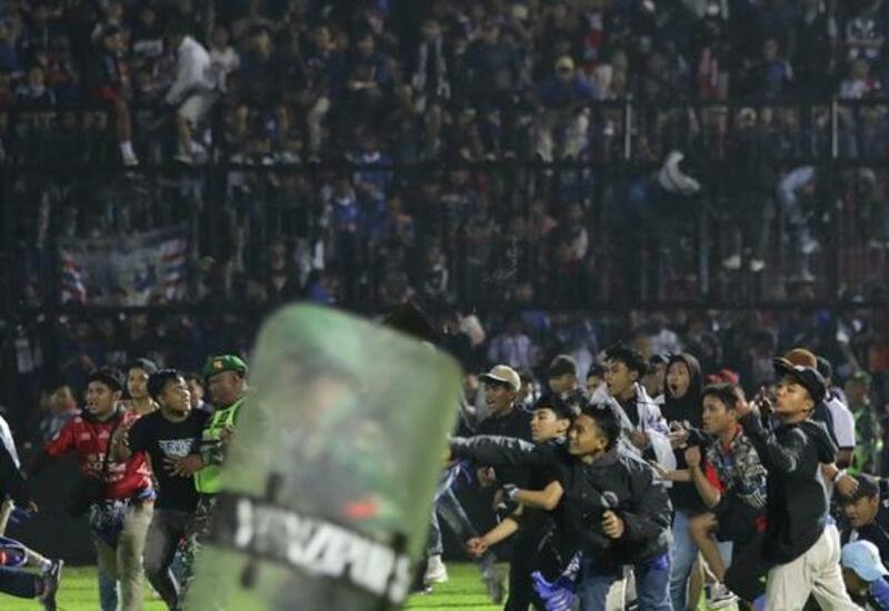 Индонезия подсчитывает жертв давки на футбольном стадионе в Маланге