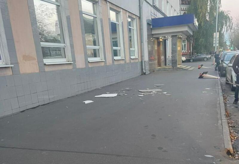Фасадная плитка рухнула на двух девочек в Москве
