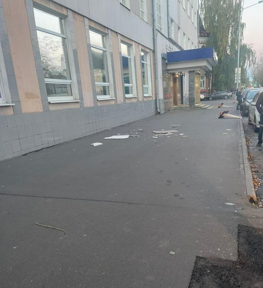 Фасадная плитка рухнула на двух девочек в Москве