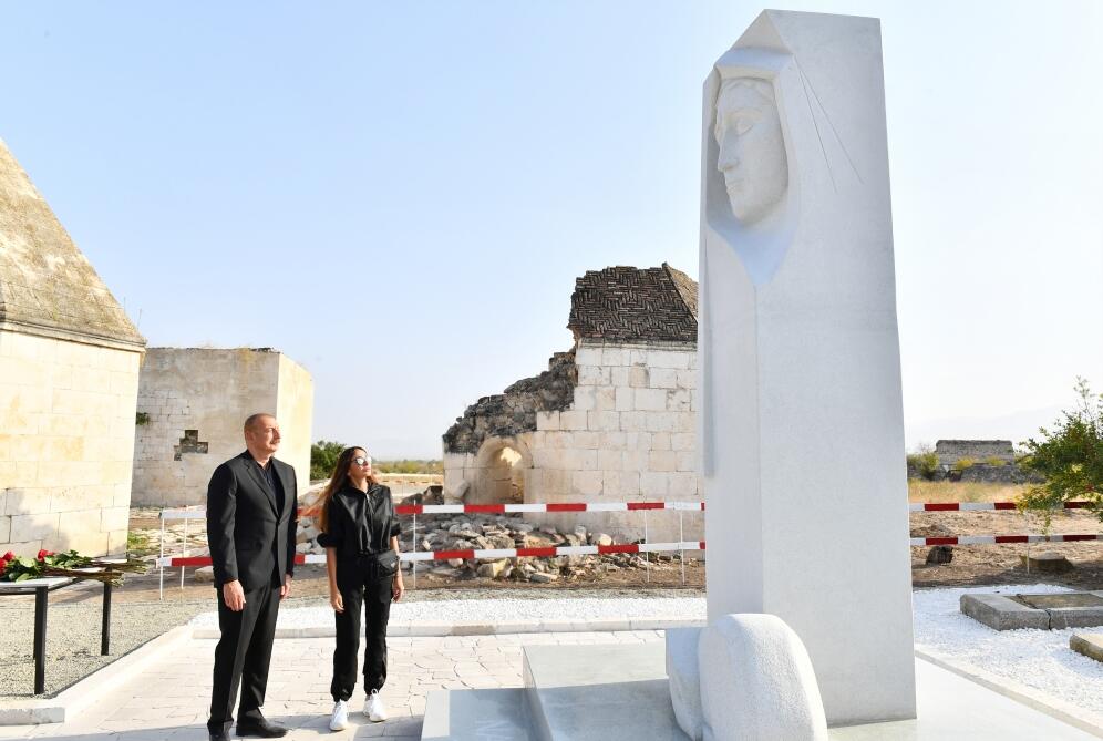 Президент Ильхам Алиев и Первая леди Мехрибан Алиева ознакомились с работами, предстоящими в комплексе Имарет, и открыли надгробный памятник Хуршидбану Натаван