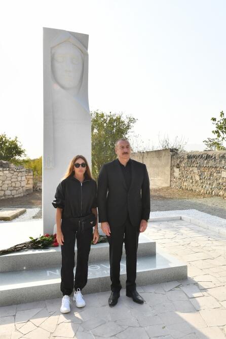 Президент Ильхам Алиев и Первая леди Мехрибан Алиева ознакомились с работами, предстоящими в комплексе Имарет, и открыли надгробный памятник Хуршидбану Натаван