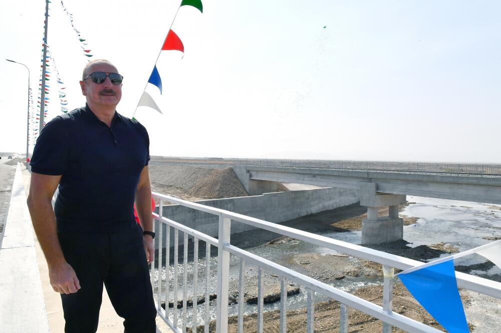 Президент Ильхам Алиев ознакомился с работами на строящейся автомобильной дороге Барда-Агдам
