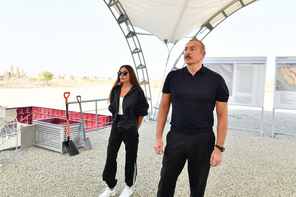 Президент Ильхам Алиев и Первая леди Мехрибан Алиева приняли участие в церемонии закладки фундамента агдамского села Кенгерли