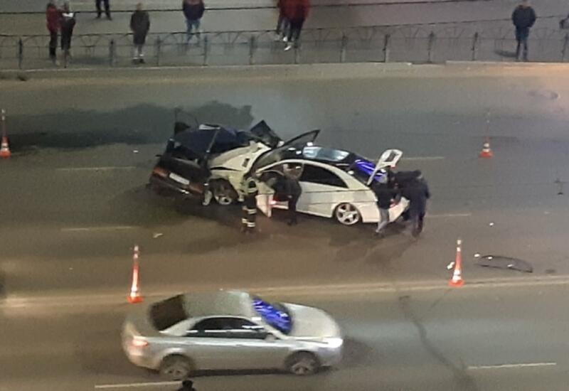 В Омске водитель Mercedes погиб, врезавшись в опору электропередачи