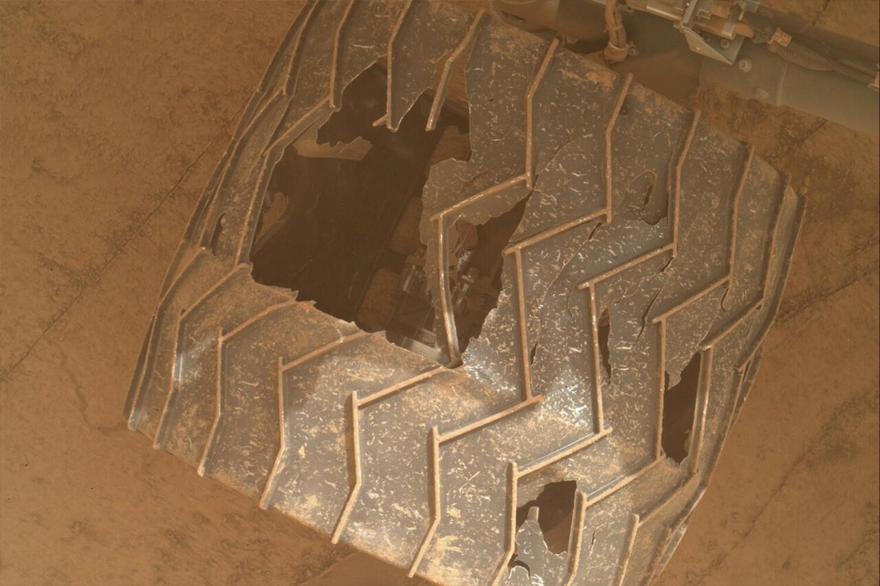 NASA опубликовало фотографию огромной дыры в колесе марсохода Curiosity