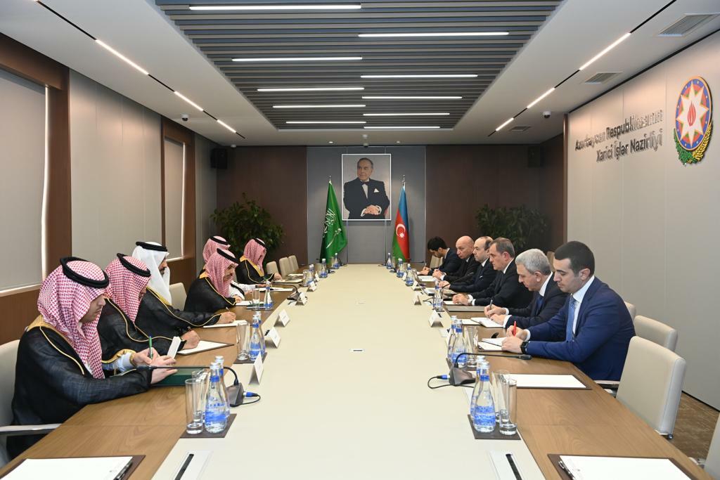 Прошла встреча глав МИД Азербайджана и Саудовской Аравии в расширенном составе