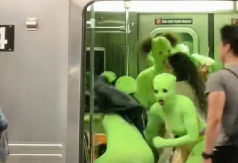 Женщины в зеленом трико напали на пассажиров в метро Нью-Йорка