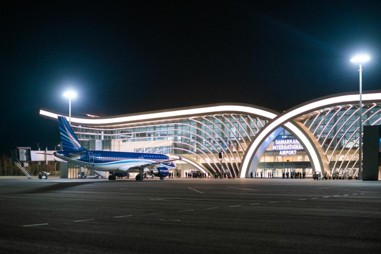 Первый рейс AZAL приземлился в Самарканде