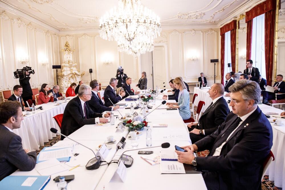 Президент Ильхам Алиев принял участие в круглом столе на тему «Мир и безопасность на европейском континенте» в Праге