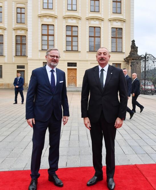 Президент Ильхам Алиев принял участие в пленарной сессии открытия саммита «Европейское политическое сообщество» в Праге