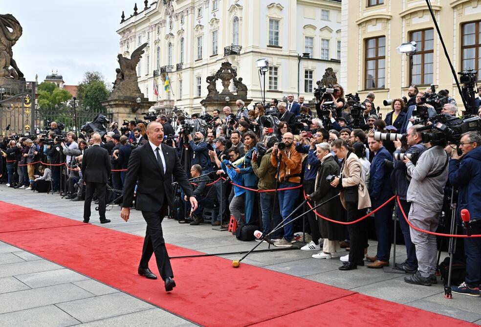 Президент Ильхам Алиев принял участие в пленарной сессии открытия саммита «Европейское политическое сообщество» в Праге