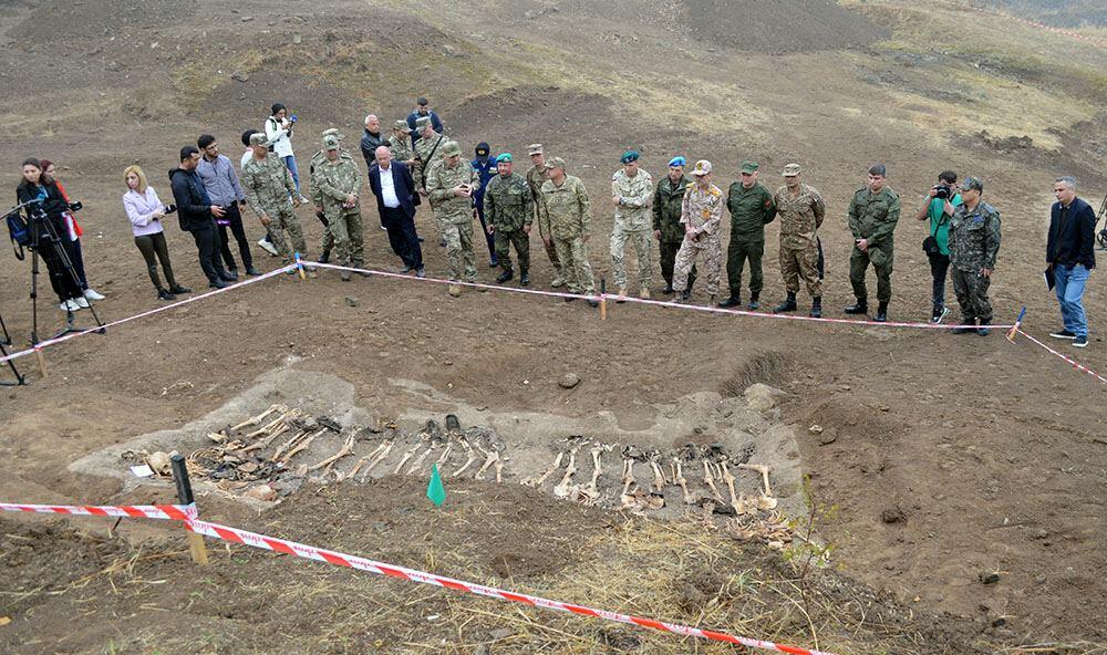 Военные атташе в Азербайджане посетили массовое захоронение в Ходжавенде