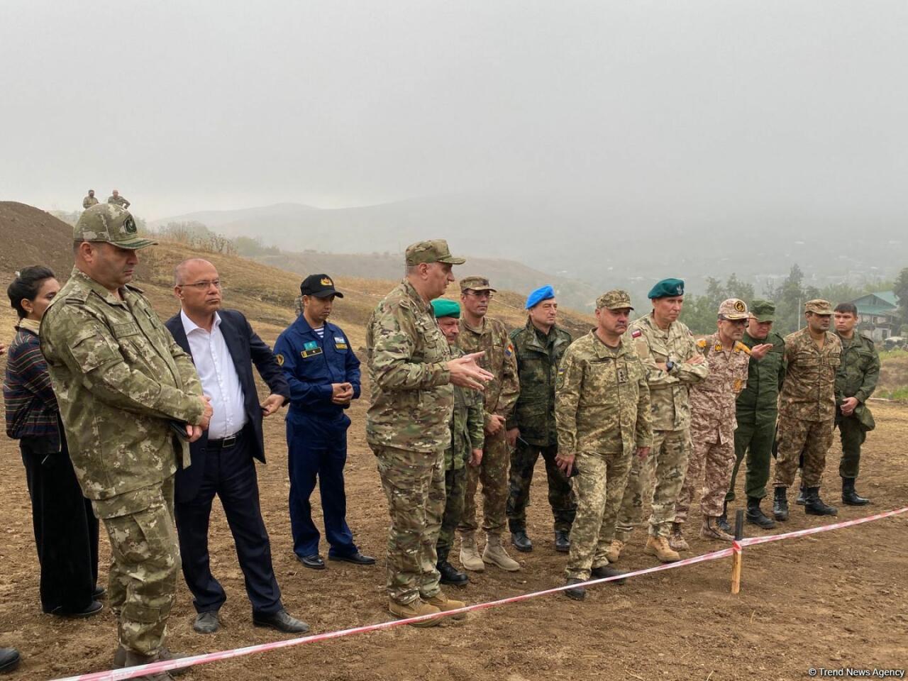Военные атташе в Азербайджане осмотрели массовое захоронение, обнаруженное в селе Эдилли