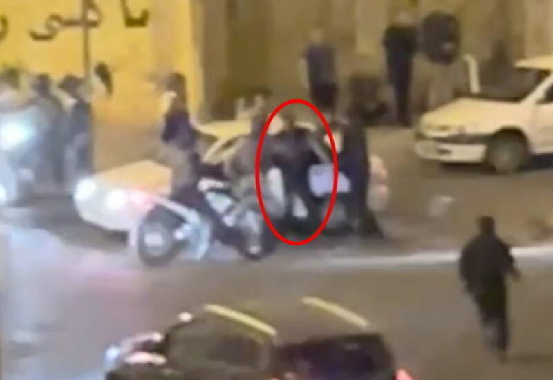 В Тебризе полицейский вытащил водителя из машины и жестоко избил его