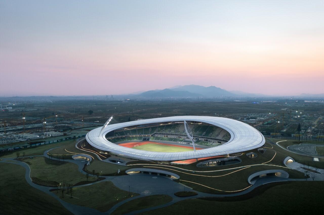 В Китае построили "парящий" над холмами стадион