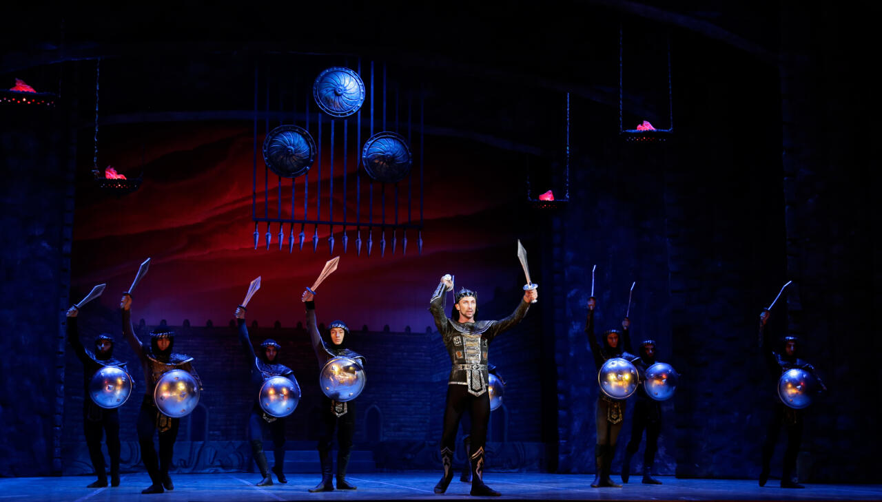Полет орла на сцене Театра оперы и балета
