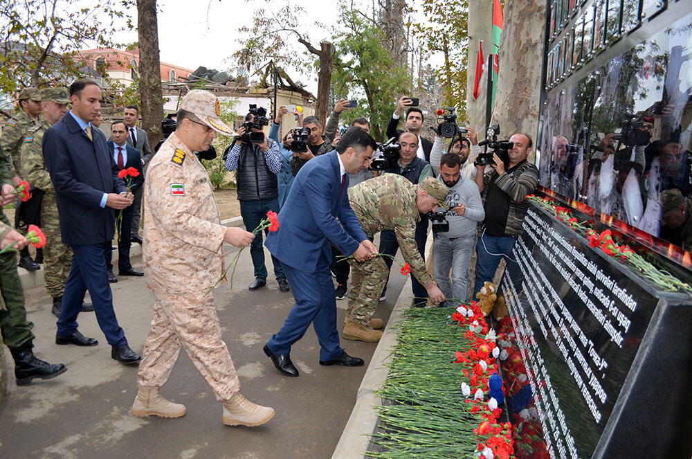 Военные атташе  посетили территорию, подвергшуюся разрушениям в результате ракетной атаки Гянджи