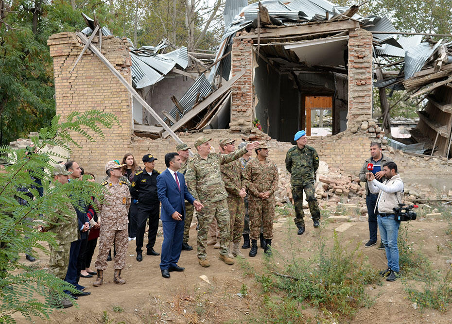 Военные атташе  посетили территорию, подвергшуюся разрушениям в результате ракетной атаки Гянджи