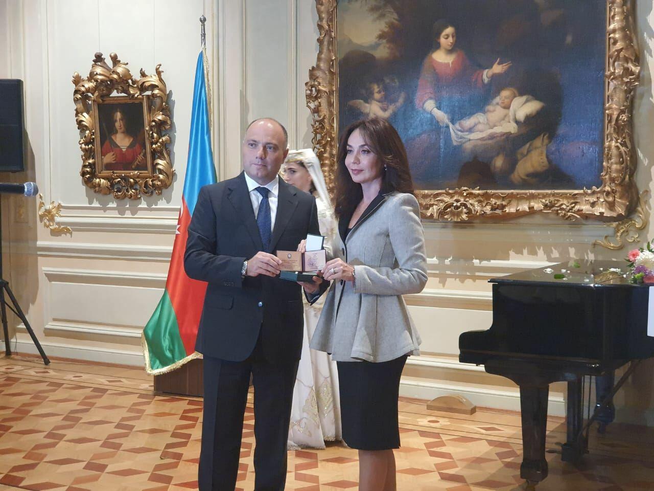 В Баку состоялась церемония награждения деятелей культуры